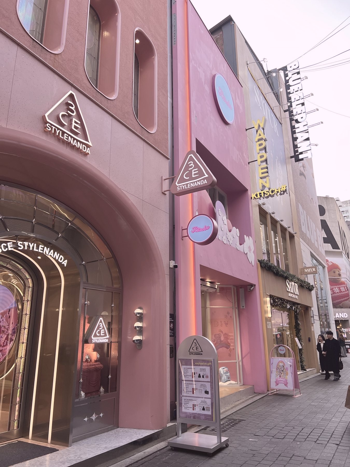 Tiendas de cosmética coreana en la calle Myeongdong de Seúl