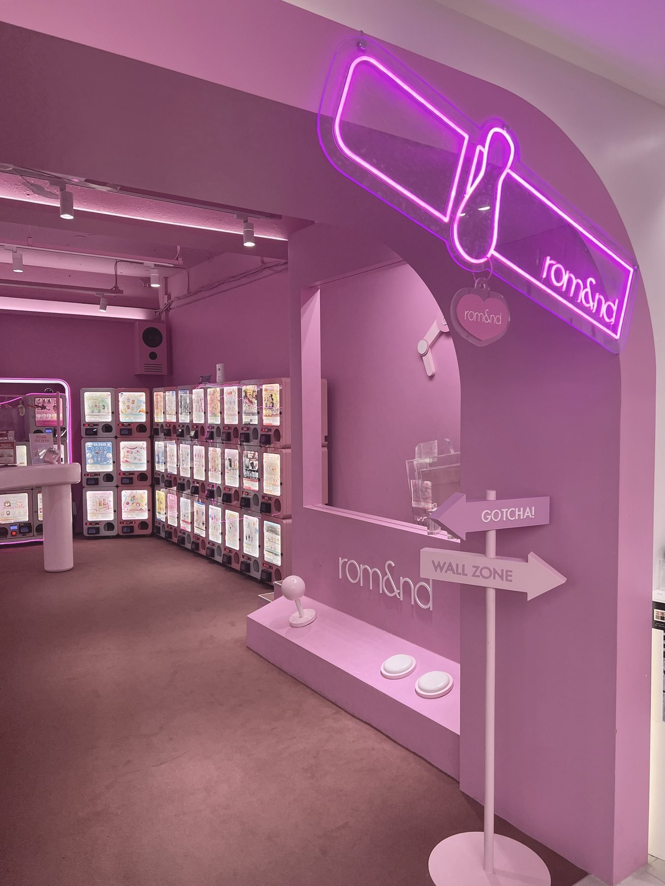 Tienda de maquillaje coreano en tonos rosa en Seúl