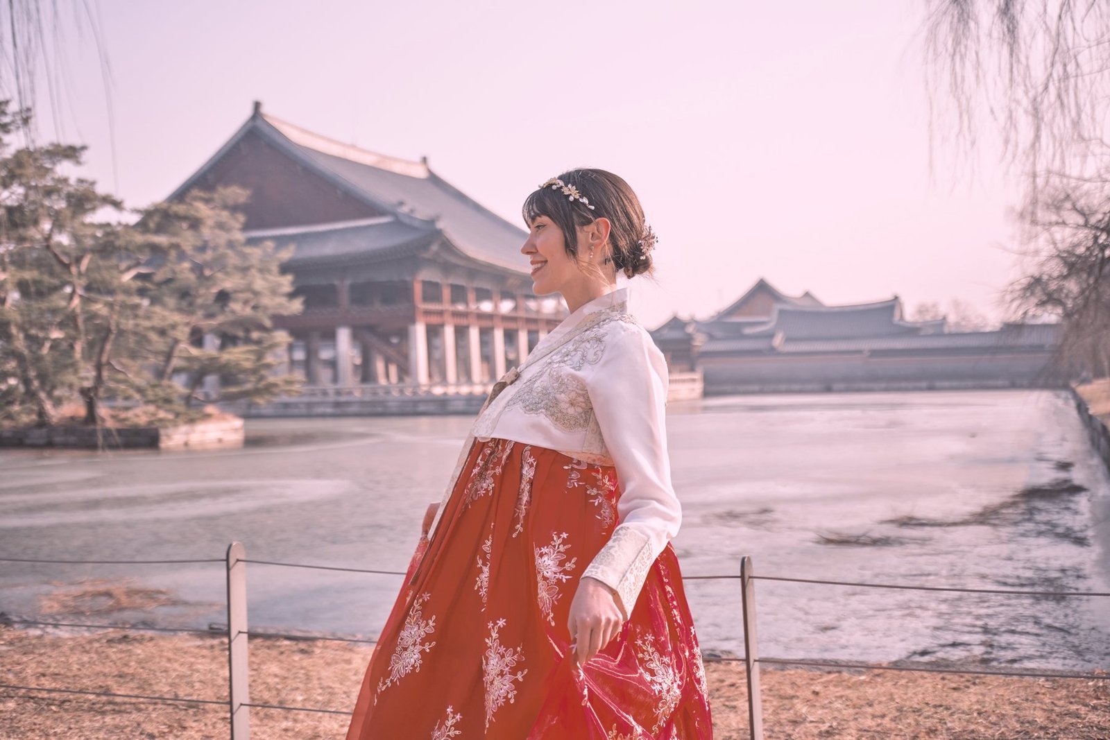 Laura con hanbok en el palacio Gyeongbokgung durante su viaje a Corea